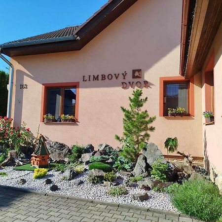 Pezion Limbovy Dvor Hotel Vrbov Bagian luar foto
