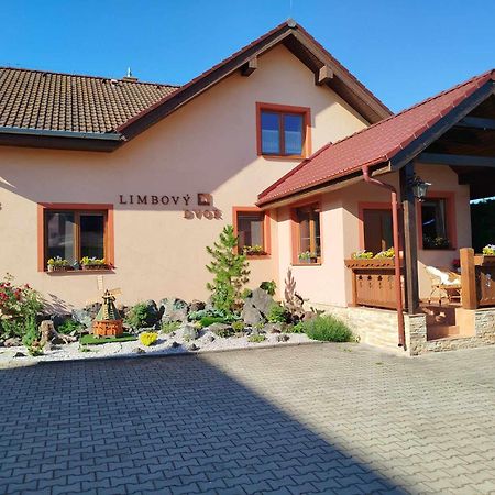 Pezion Limbovy Dvor Hotel Vrbov Bagian luar foto