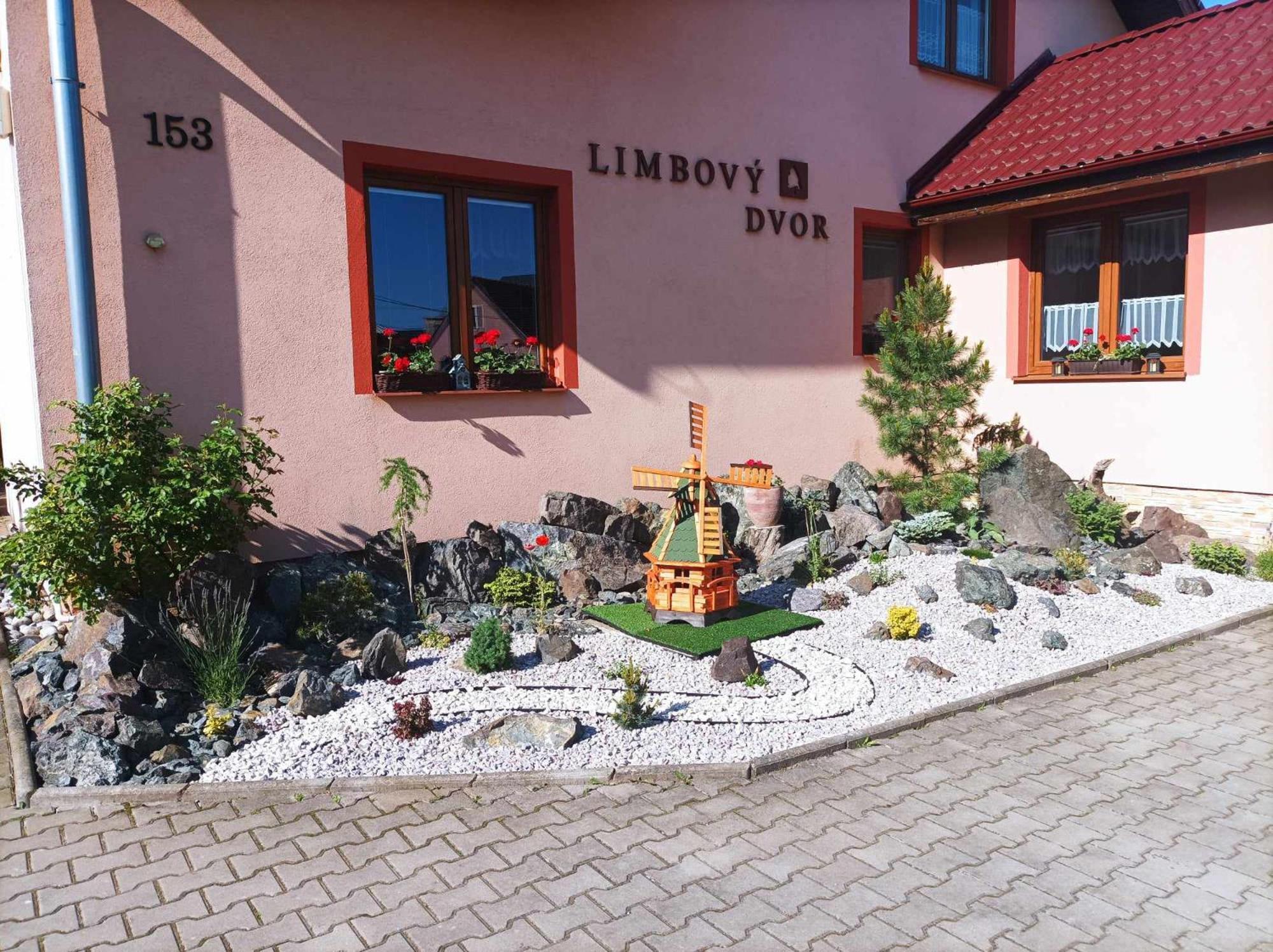 Pezion Limbovy Dvor Hotel Vrbov Bagian luar foto