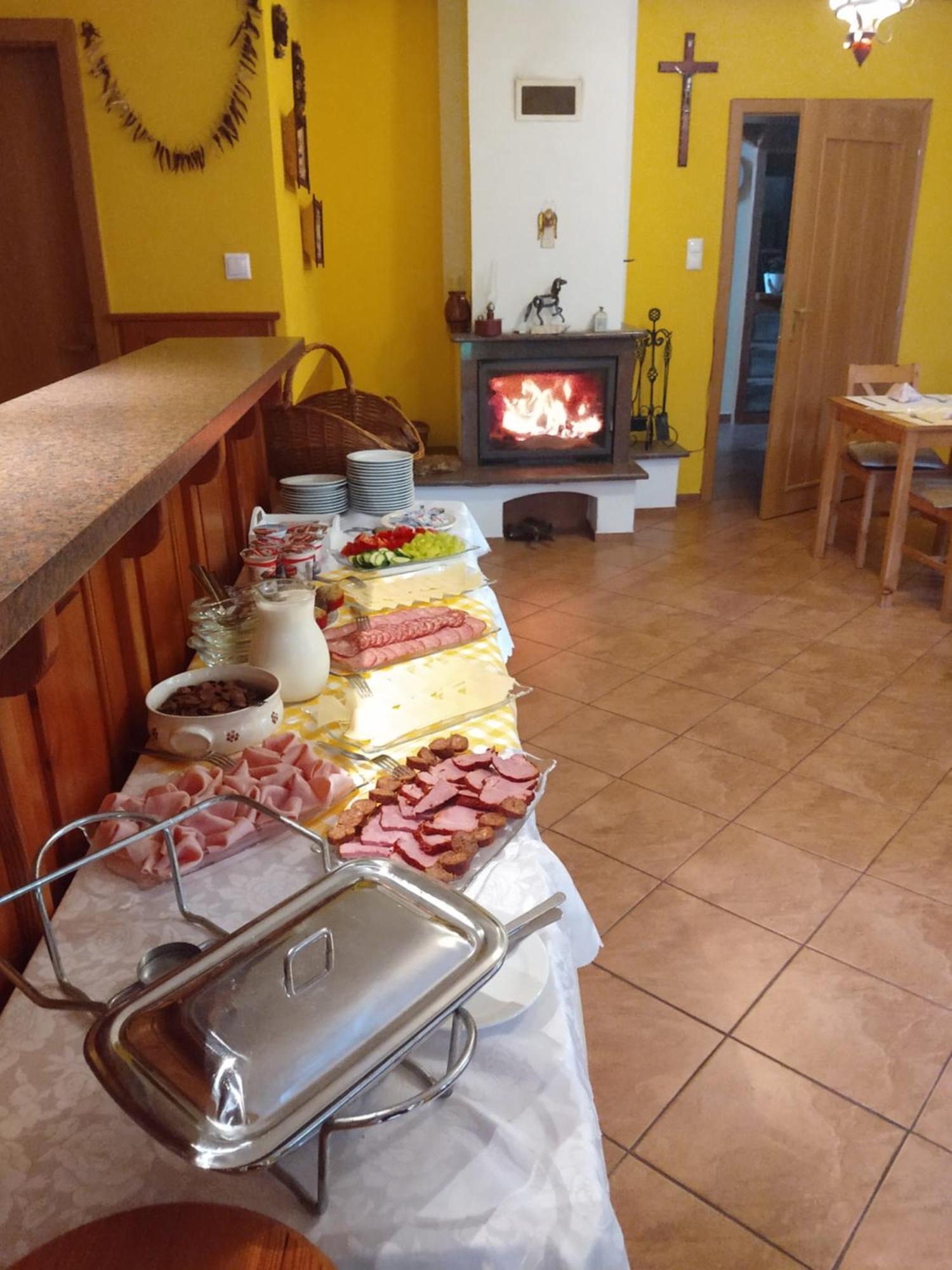 Pezion Limbovy Dvor Hotel Vrbov Bagian luar foto