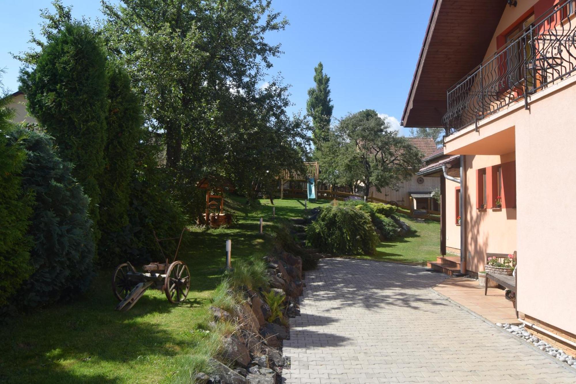 Pezion Limbovy Dvor Hotel Vrbov Bagian luar foto