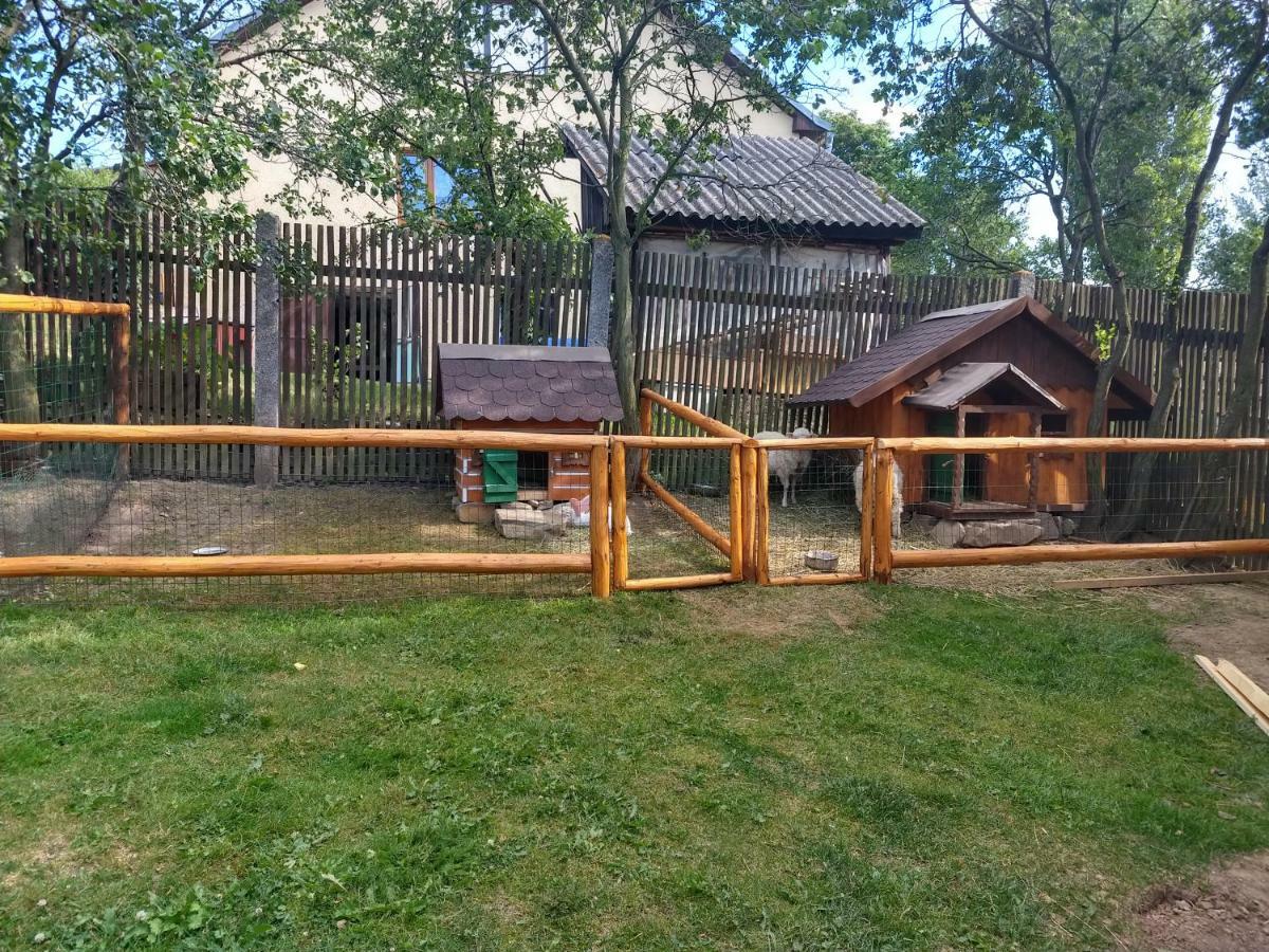 Pezion Limbovy Dvor Hotel Vrbov Bagian luar foto