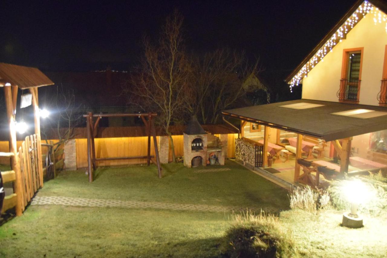 Pezion Limbovy Dvor Hotel Vrbov Bagian luar foto