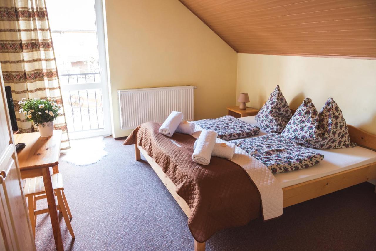 Pezion Limbovy Dvor Hotel Vrbov Bagian luar foto