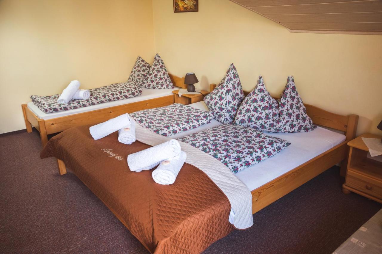 Pezion Limbovy Dvor Hotel Vrbov Bagian luar foto