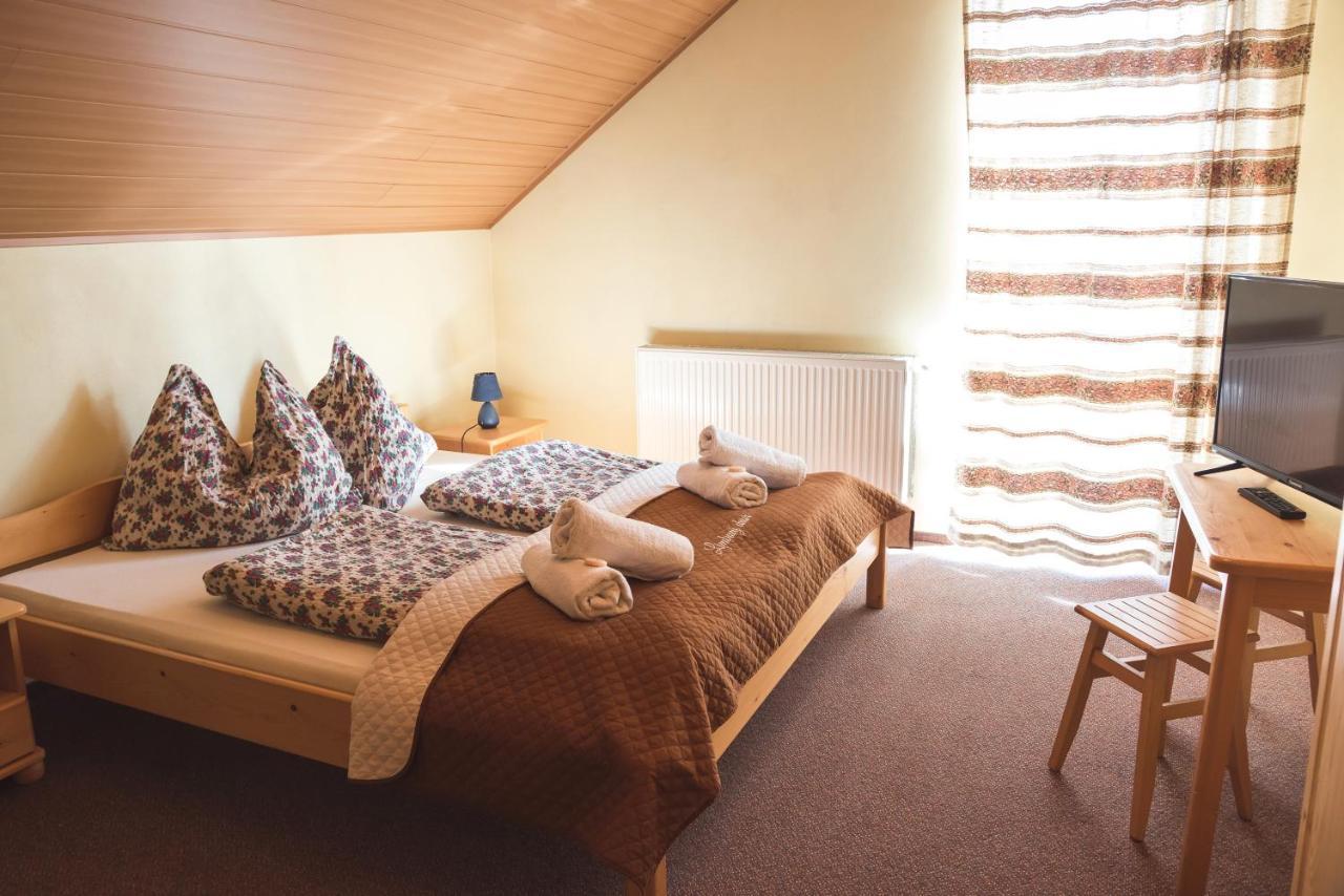 Pezion Limbovy Dvor Hotel Vrbov Bagian luar foto