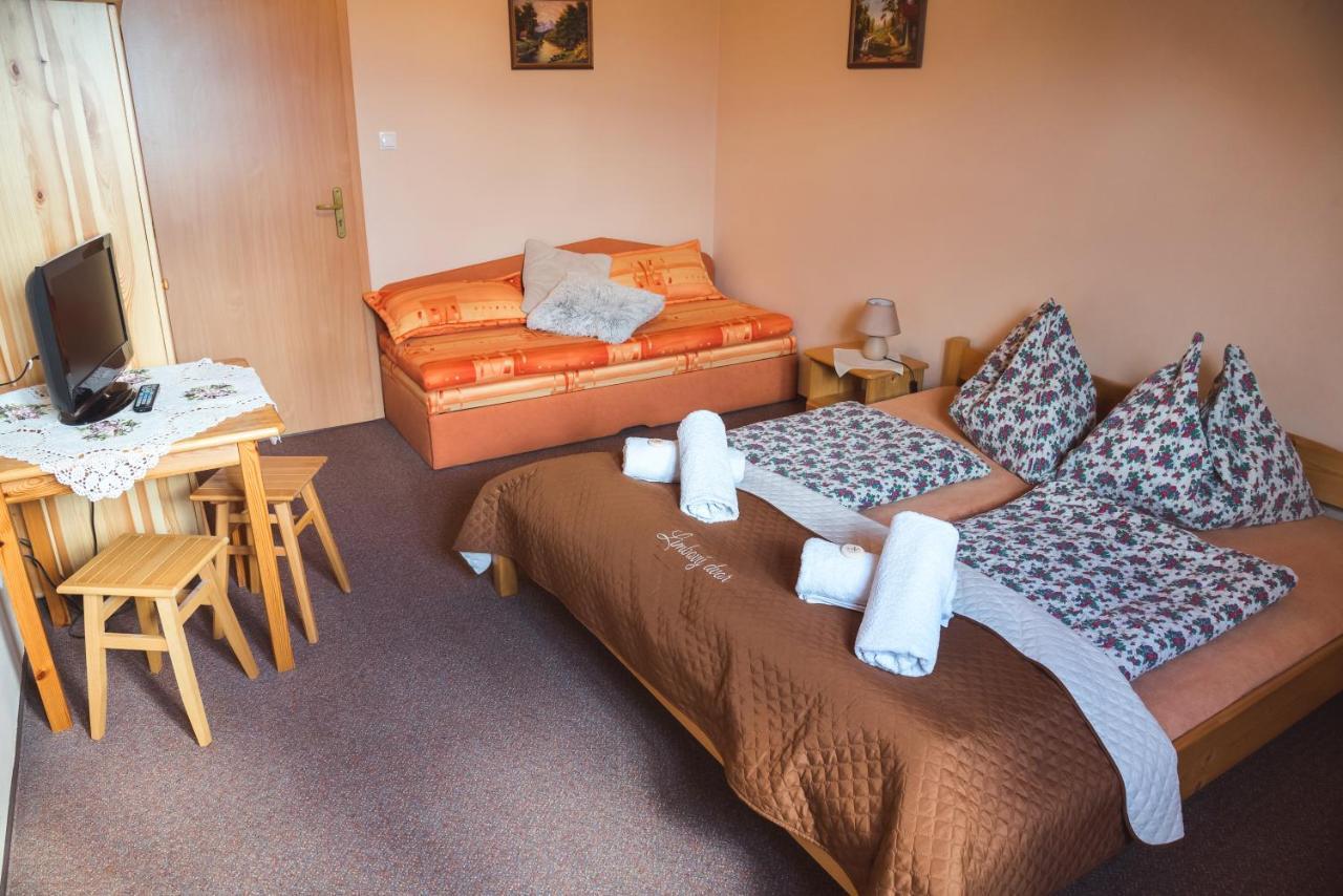 Pezion Limbovy Dvor Hotel Vrbov Bagian luar foto